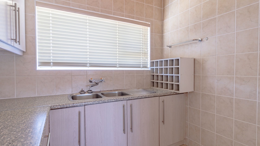 To Let 5 Bedroom Property for Rent in Myburgh Park Western Cape